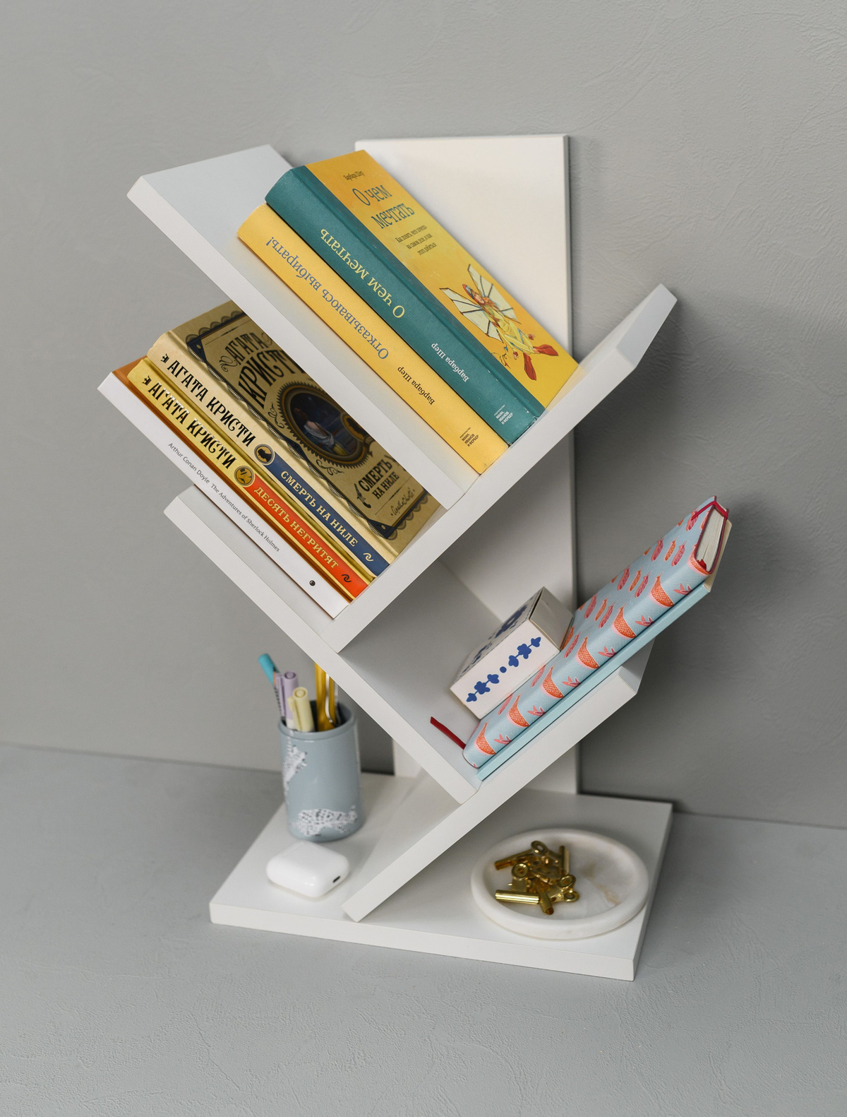 Shelf with books and planners supporting the guides editorial theme from Enerradianter